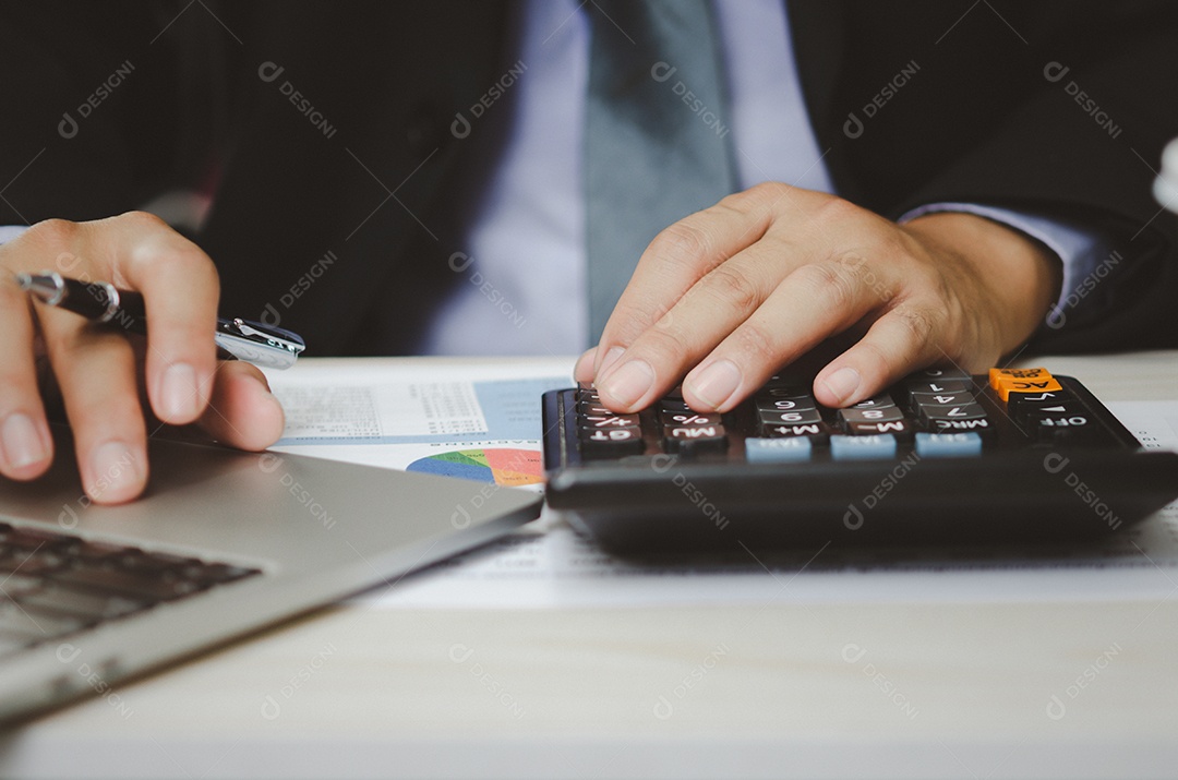 Empresário segurando calculadoras e gráficos de documentos de negócios análise de investimento de dados estatísticos e contabilidade tributária.