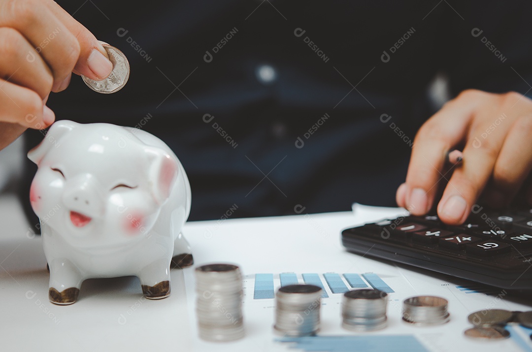 Empresário masculino usar calculadora dinheiro moeda imposto financeiro e planejamento de investimentos marketing economia renda e poupança de aposentadoria.