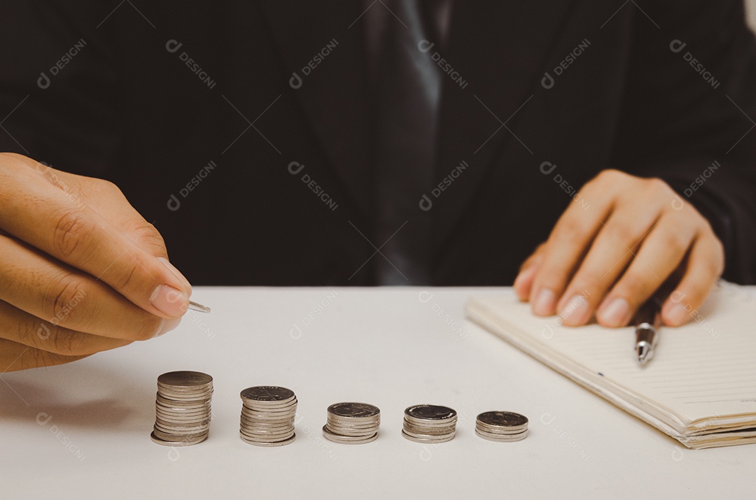 Moeda de mão de homem economizando dinheiro finanças crescimento economia contabilidade na mesa.