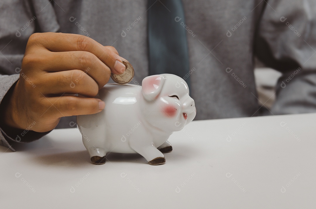 Empresário dinheiro moeda imposto financeiro e planejamento de investimentos renda de economia de marketing e poupança de aposentadoria.