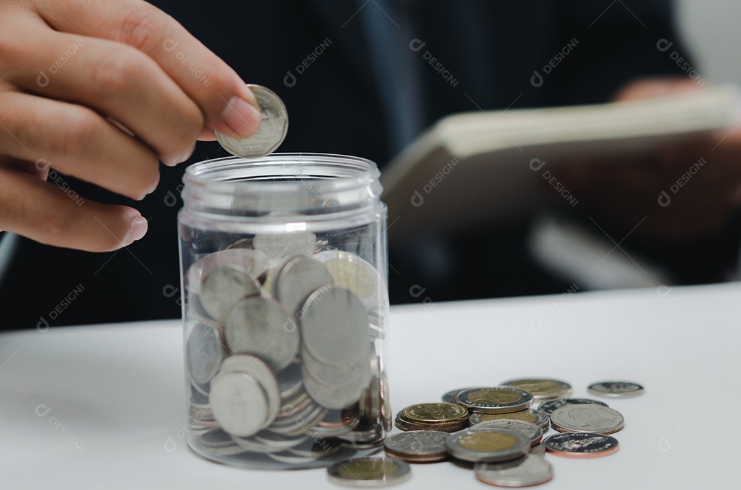 Mão segurando o investimento de economia de moeda de dinheiro em jarro. Conceito de economia de contabilidade de finanças empresariais.