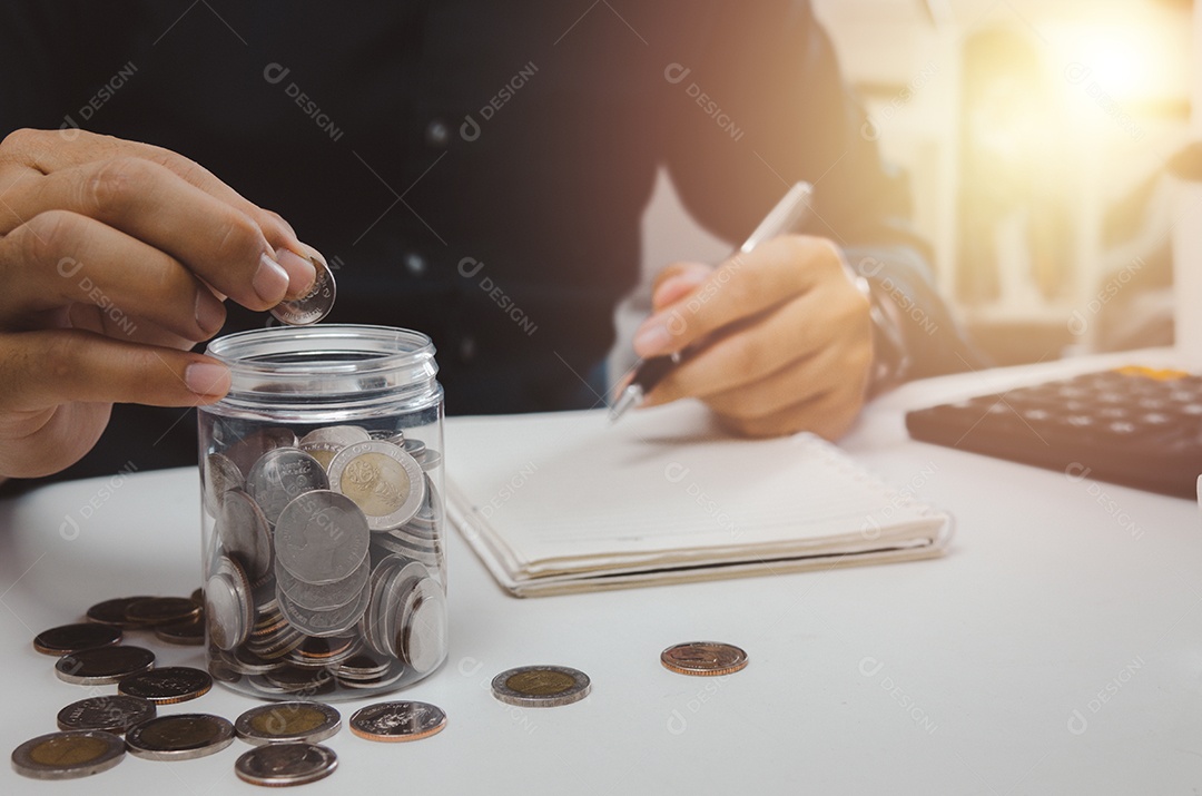 Empresário dinheiro moeda imposto financeiro e planejamento de investimentos renda de economia de marketing e poupança de aposentadoria.