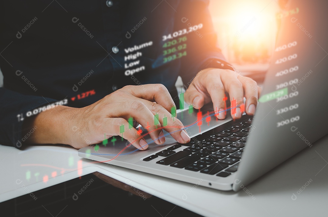 Negócios usando laptop de computador e analisando a interface de diagrama de gráfico de dados financeiros tela virtual indicador de preço técnico negociação conceito on-line.