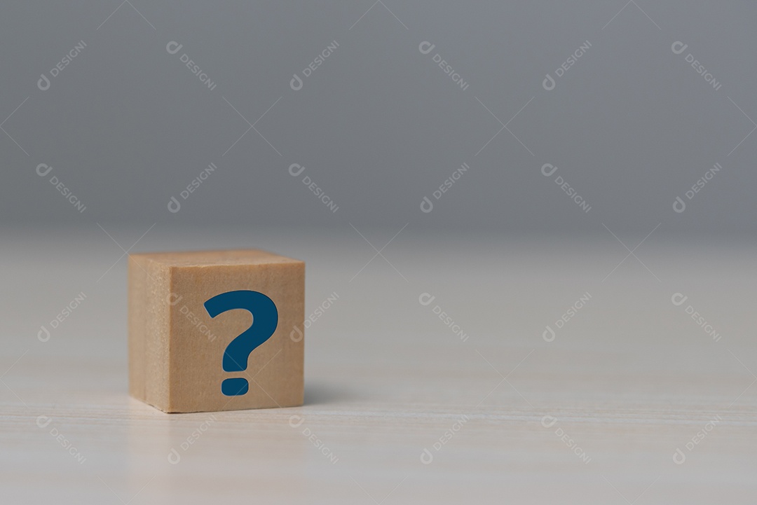 Forma de bloco de cubo de madeira com símbolo de sinal de interrogação na mesa.