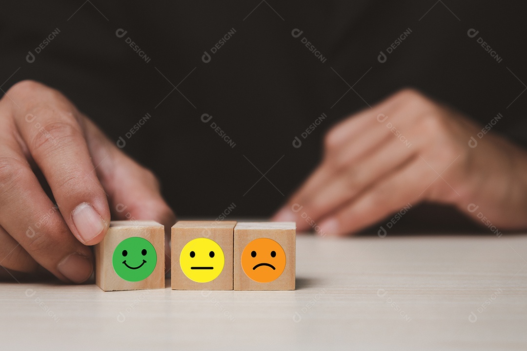 Serviço de emoção de bloco de cubo de madeira de mão de homem e avaliação de feedback de revisão de cliente boa na mesa.