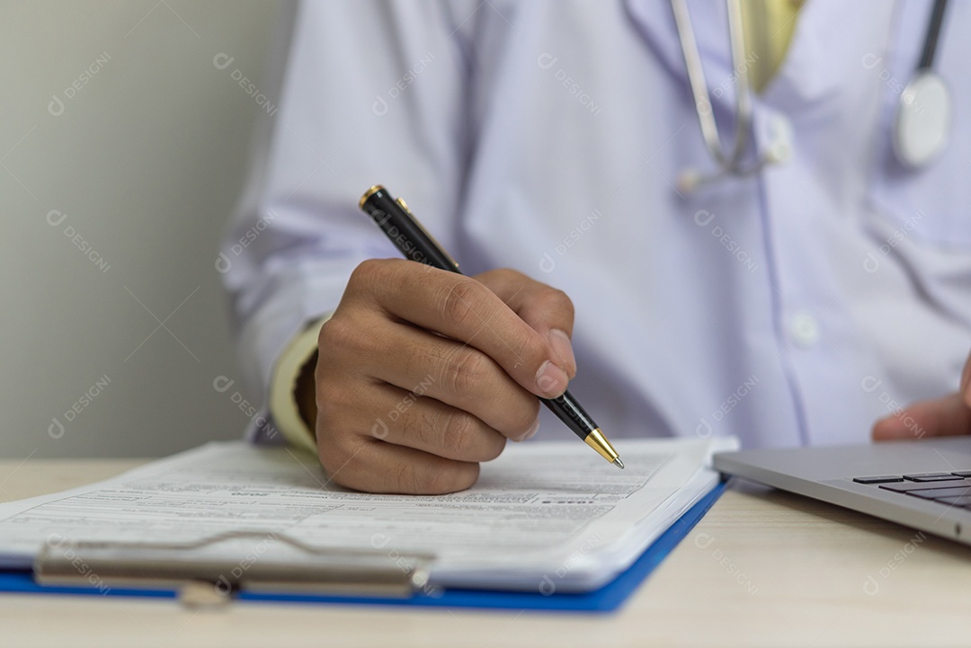 Mão de médico segurando caneta escrever e documento documento tratamento do paciente na área de transferência.
