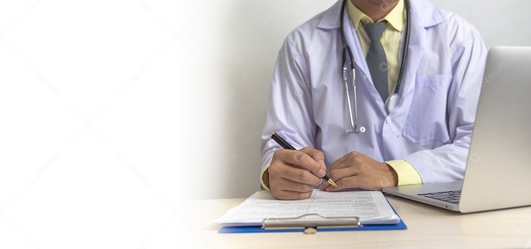 Mão de médico segurando caneta escrever e documento documento tratamento do paciente na área de transferência.