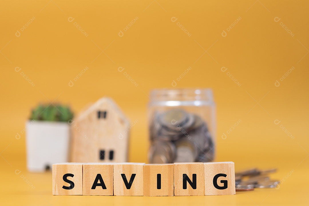 Bloco de cubo de madeira economizando em fundo amarelo. Conceito bancário de economia de investimento de finanças empresariais.