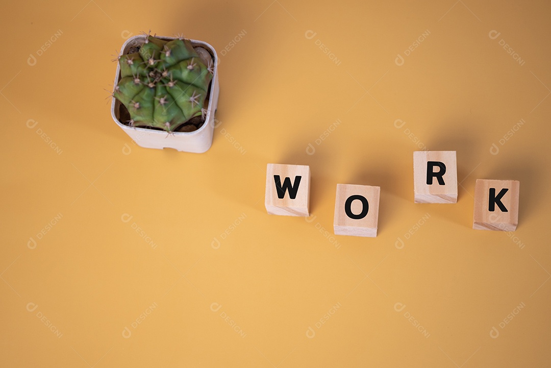 Trabalho de texto de bloco de cubo de madeira no espaço de fundo amarelo.