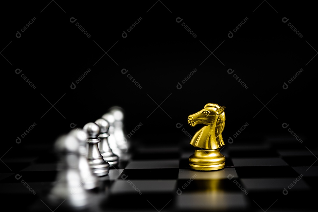 Ouro e prata do jogo de xadrez no fundo preto.