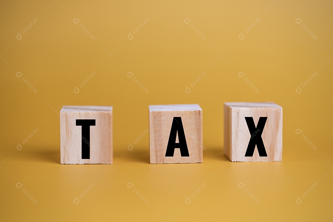 Imposto de texto de bloco de cubo de madeira sobre fundo amarelo.