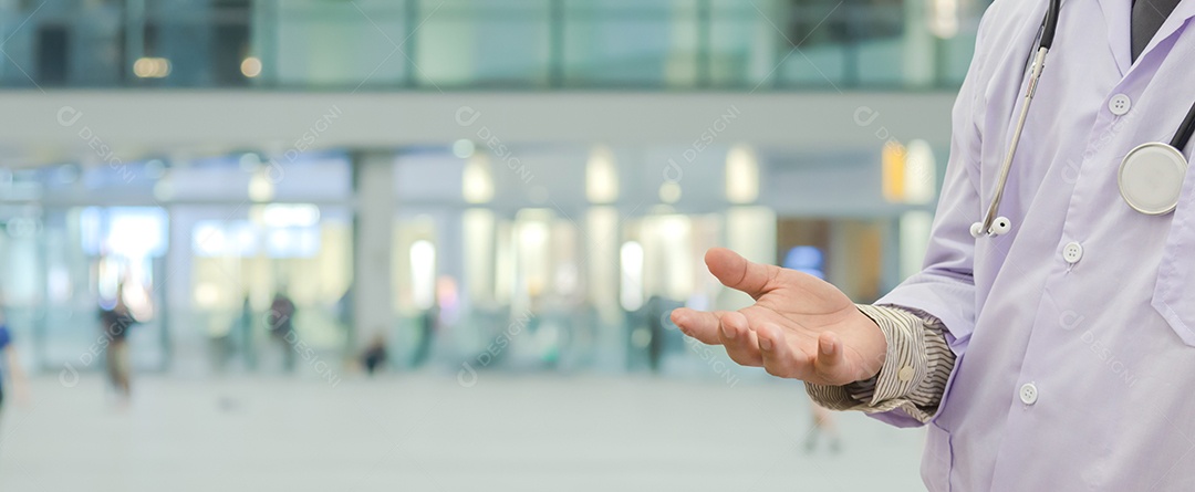 Médico de medicina com estetoscópio em pé e diagnóstico no hospital. Cuidados de saúde e conceito de panorama de fundo médico ou seguro de saúde.