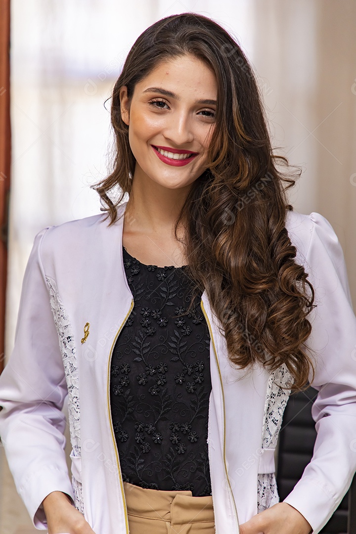 Mulher jovem profissional de estética