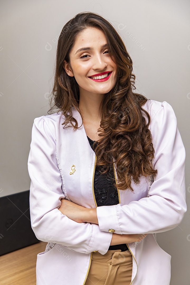 Mulher jovem sorridente profissional de estética