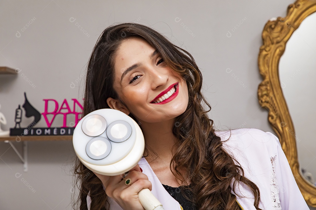 Mulher jovem recebendo procedimentos estéticos por uma profissional do ramo