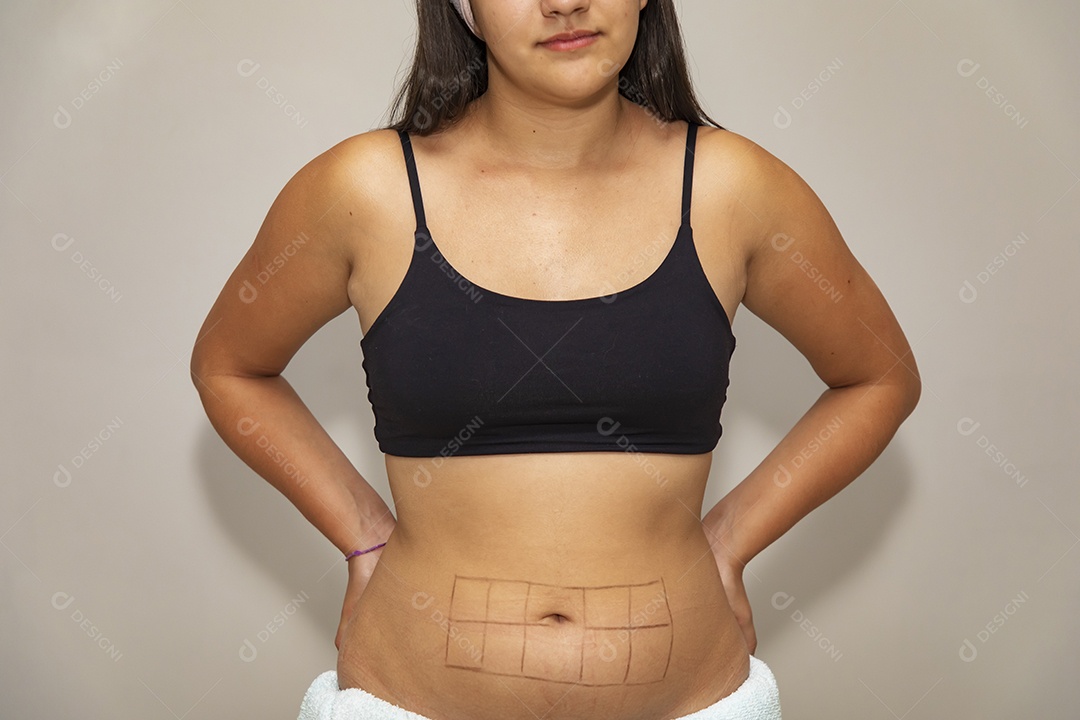 Mulher jovem recebendo procedimentos estéticos por uma profissional do ramo