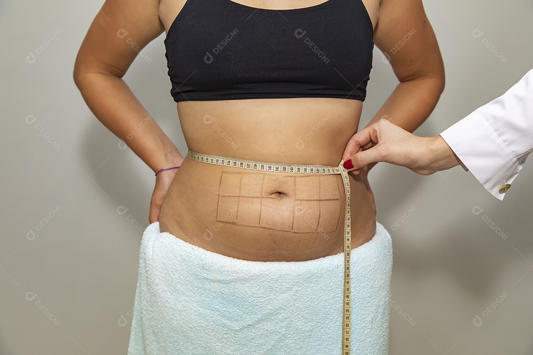 Mulher jovem recebendo procedimentos estéticos por uma profissional do ramo