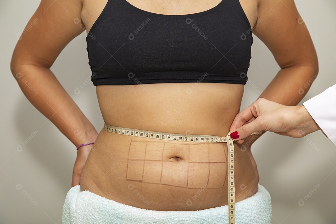 Mulher jovem recebendo procedimentos estéticos por uma profissional do ramo