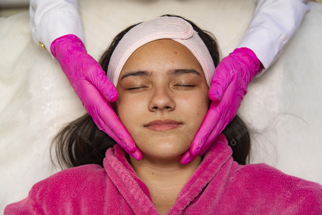 Mulher jovem recebendo procedimentos estéticos por uma profissional do ramo