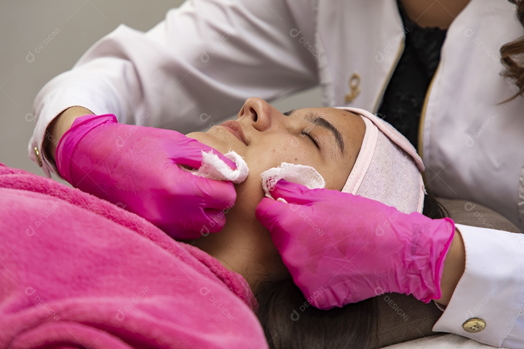 Mulher jovem empresaria no ramo da biomedicina e estética fazendo procedimentos em uma linda jovem
