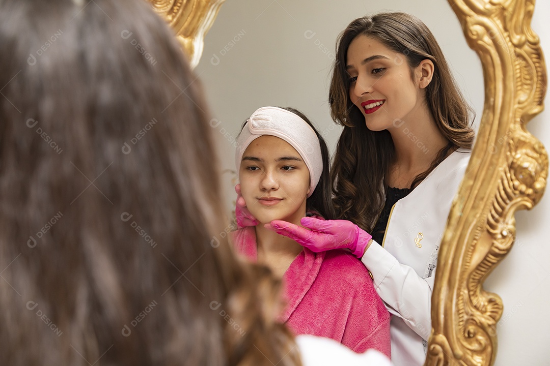 Mulher jovem empresaria no ramo da biomedicina e estética fazendo procedimentos em uma linda jovem