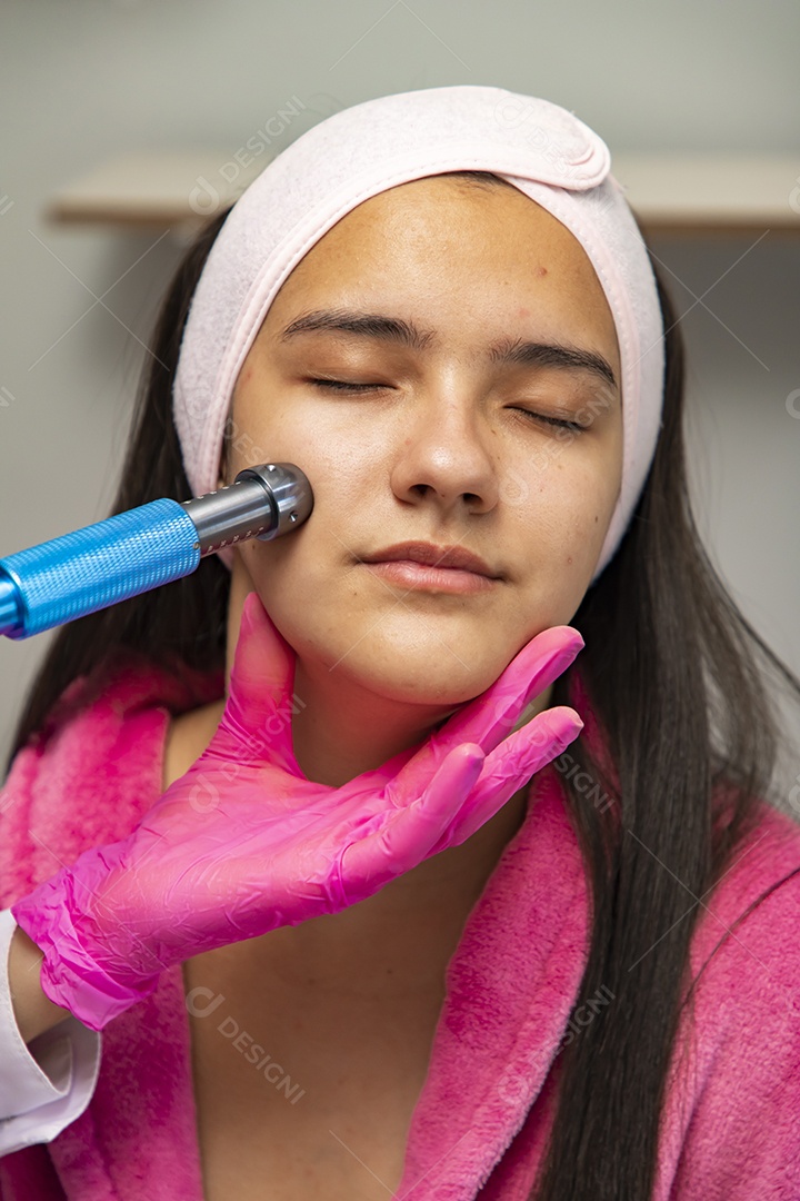 Mulher jovem empresaria no ramo da biomedicina e estética fazendo procedimentos em uma linda jovem