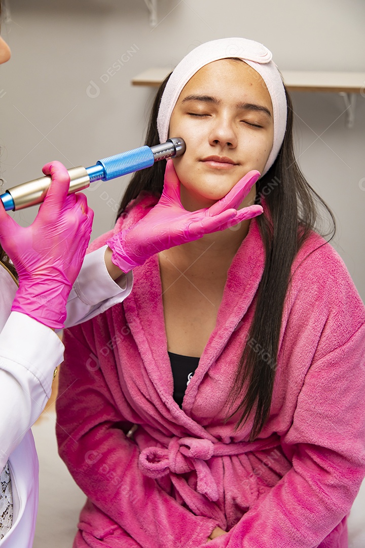 Mulher jovem empresaria no ramo da biomedicina e estética fazendo procedimentos em uma linda jovem