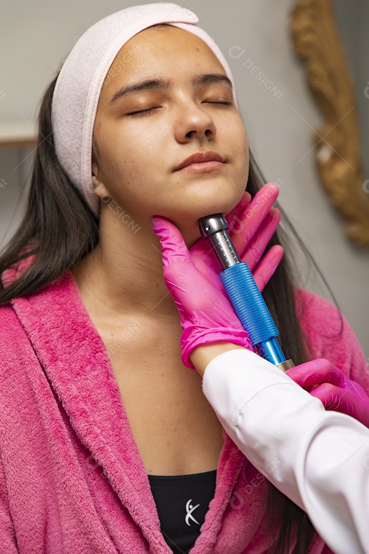 Mulher jovem empresaria no ramo da biomedicina e estética fazendo procedimentos em uma linda jovem