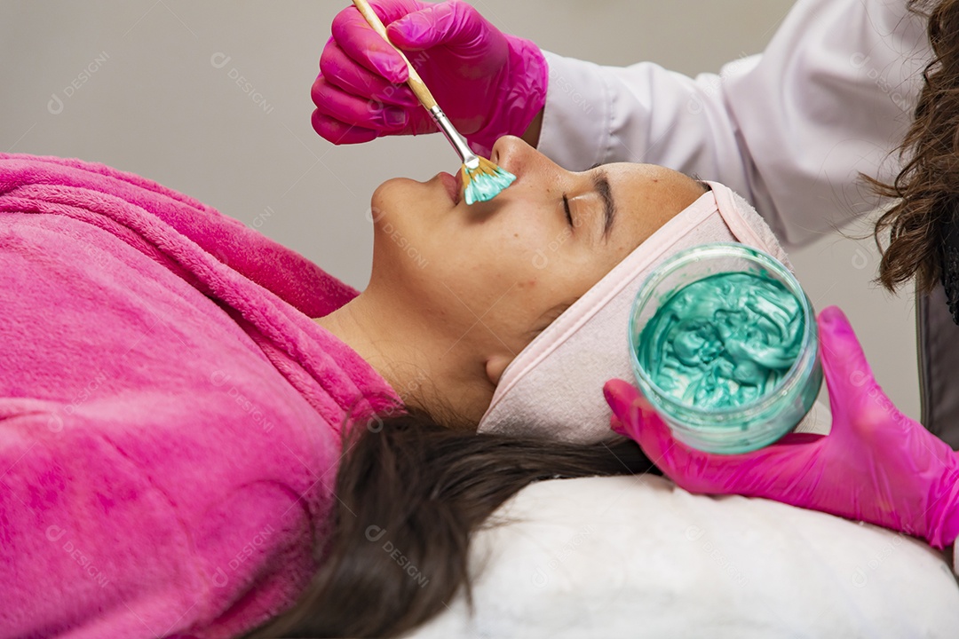 Mulher jovem empresaria no ramo da biomedicina e estética fazendo procedimentos em uma linda jovem