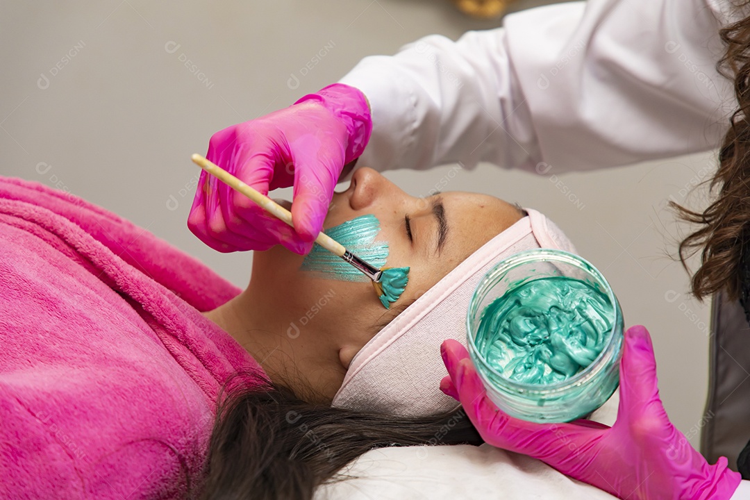 Mulher jovem empresaria no ramo da biomedicina e estética fazendo procedimentos em uma linda jovem