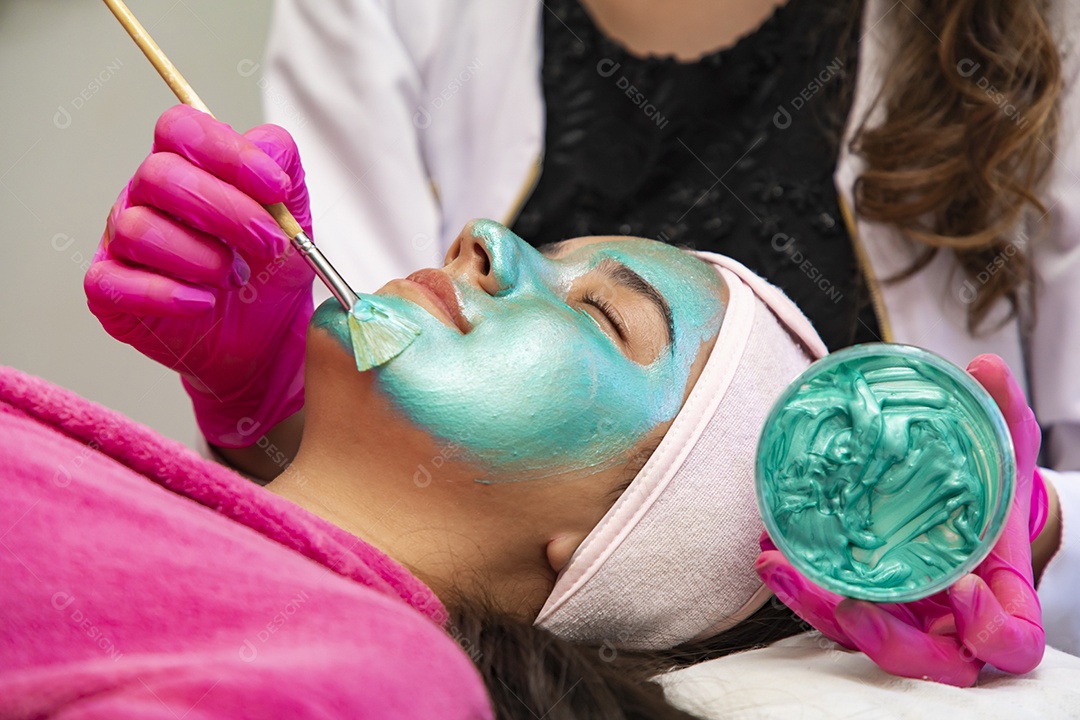 Mulher jovem empresaria no ramo da biomedicina e estética fazendo procedimentos em uma linda jovem