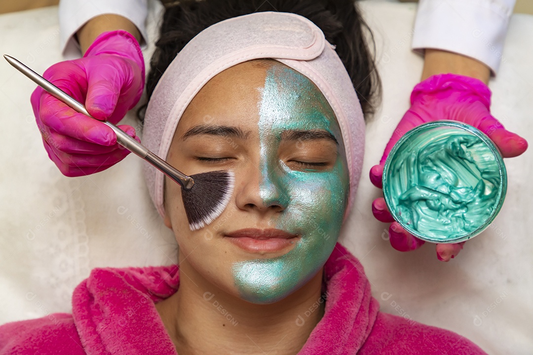 Mulher jovem empresaria no ramo da biomedicina e estética fazendo procedimentos em uma linda jovem