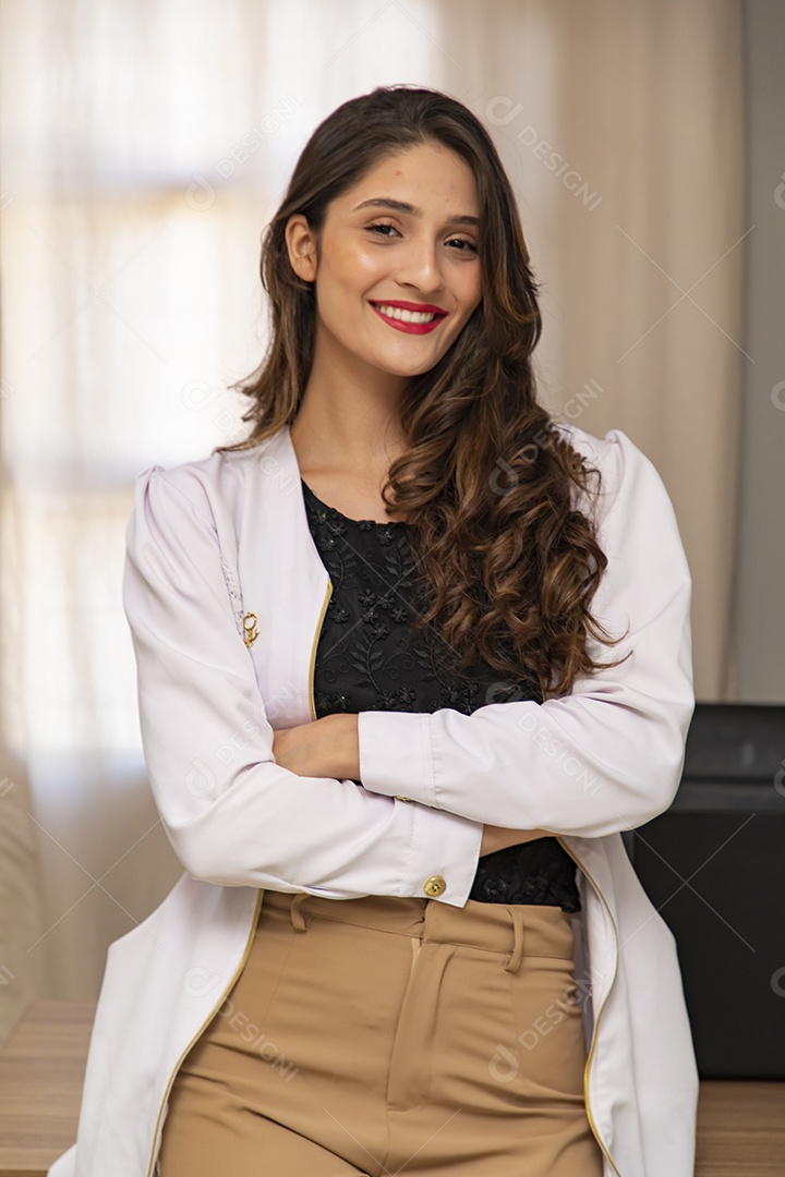 Mulher jovem empresaria no ramo da biomedicina e estética