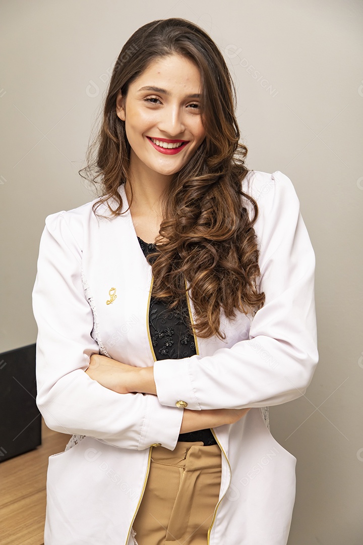 Mulher jovem empresaria no ramo da biomedicina e estética