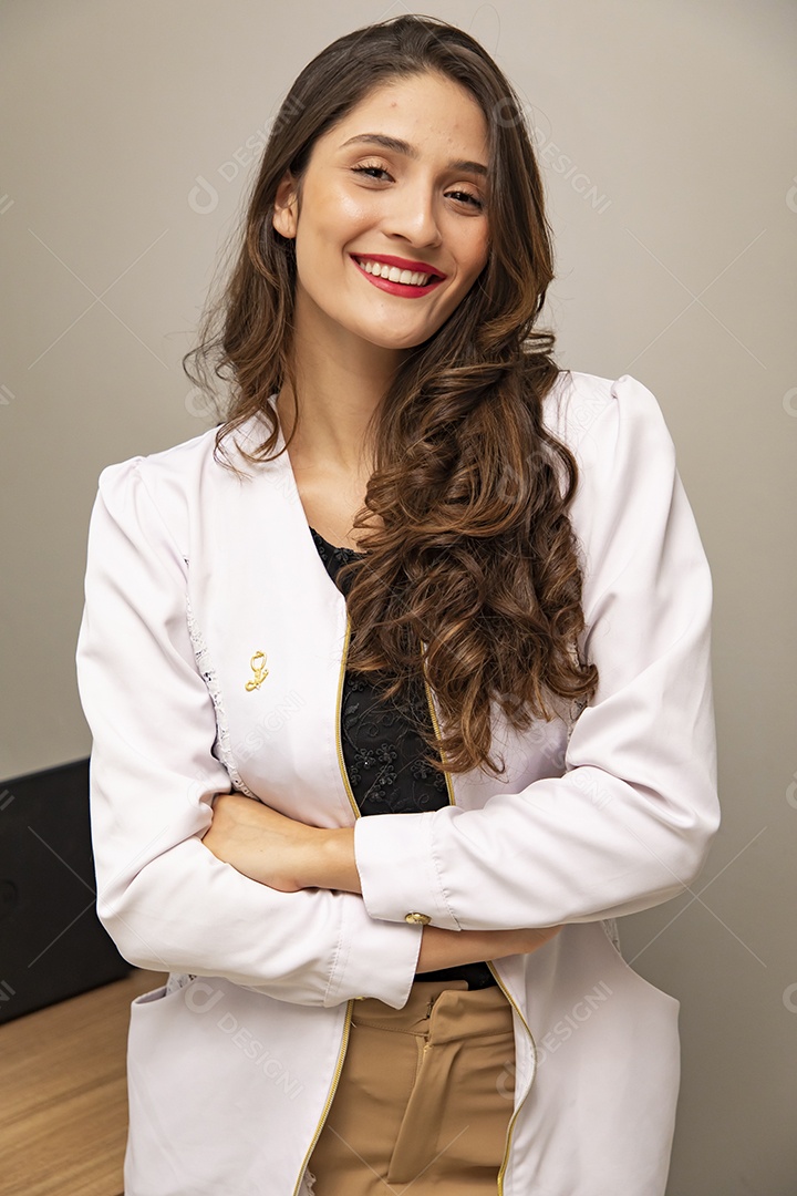 Mulher jovem empresaria no ramo da biomedicina e estética