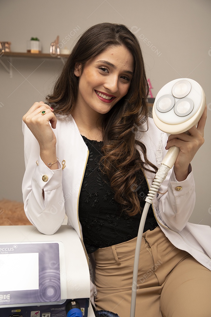 Mulher jovem empresaria no ramo da biomedicina e estética