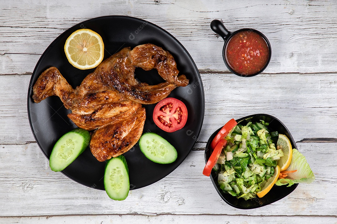 Prato indiano tradicional Pernas de frango Tandoori servidas