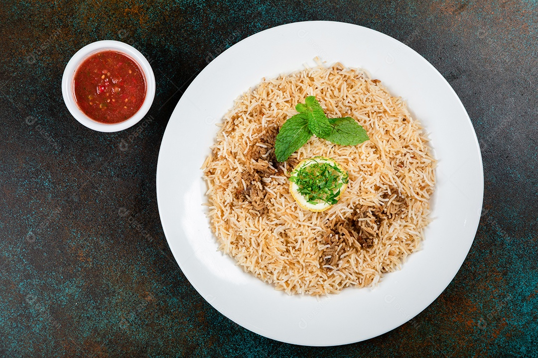 Arroz mandi de peixe Sheri árabe com fatia de limão servido na vista superior do prato de comida do Oriente Médio