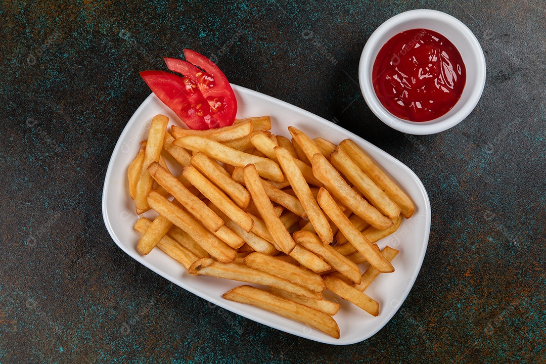 Batatas fritas caseiras com ketchup, sal e pimenta em um prato branco sobre um fundo preto, vista superior