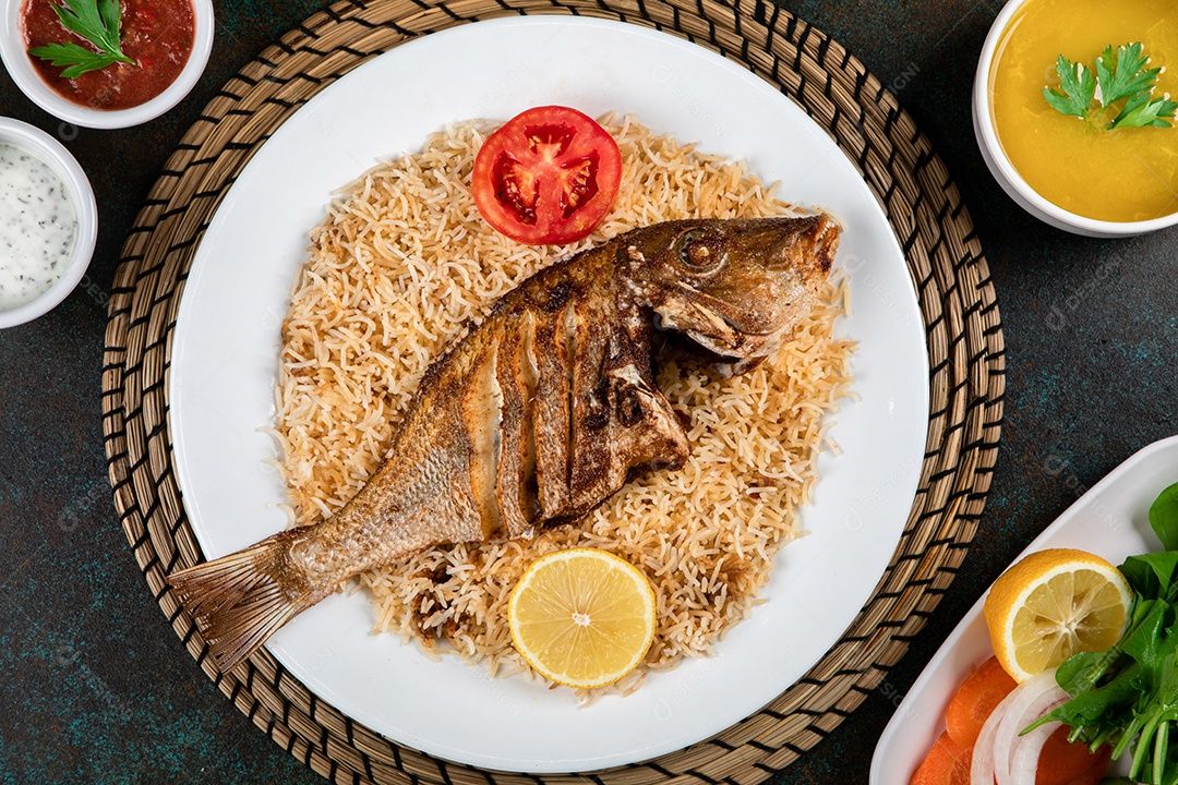 Arroz mandi de peixe Sheri árabe com fatia de limão servido na vista superior do prato de comida do Oriente Médio