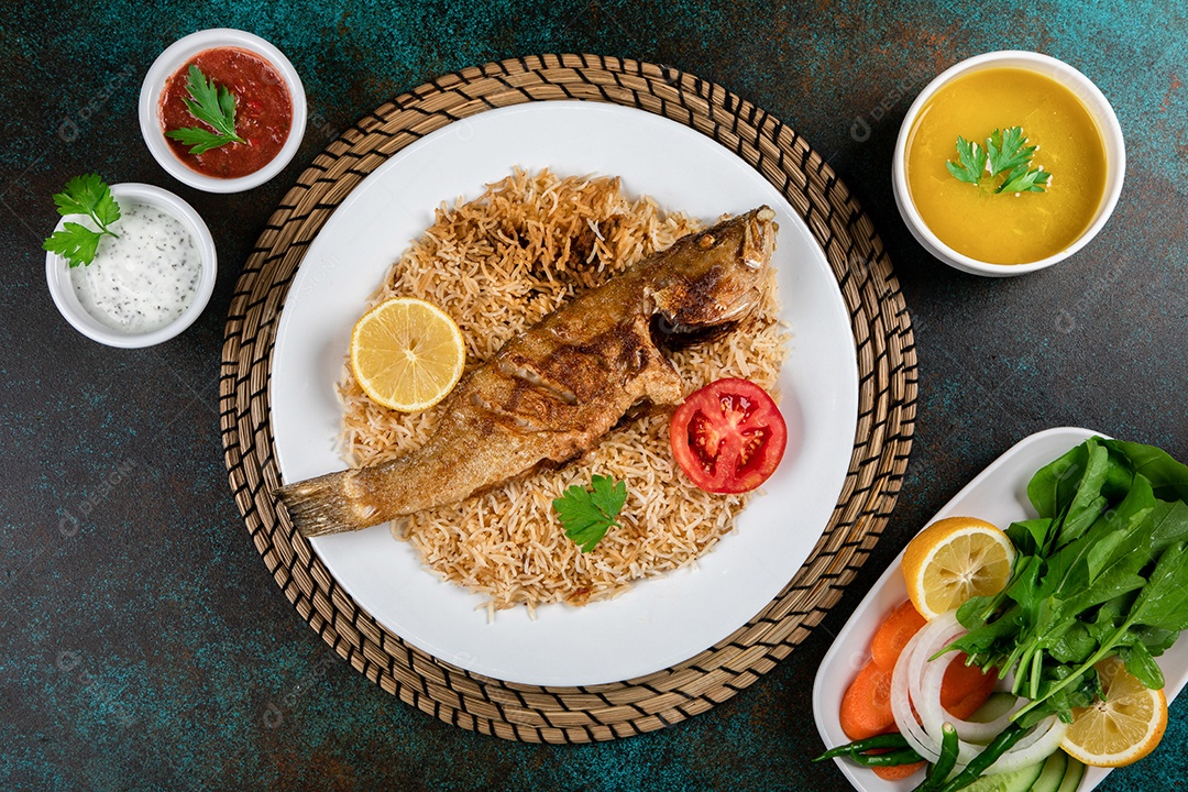 Arroz mandi de peixe Sheri árabe com fatia de limão servido na vista superior do prato de comida do Oriente Médio