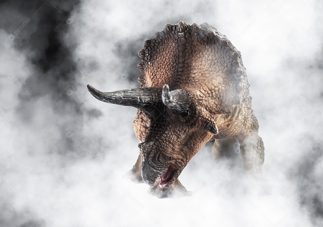 Triceratops, dinossauro em fundo de fumaça