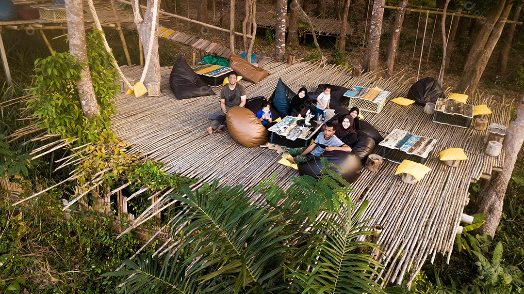 Pessoas sobre floresta piquenique selva