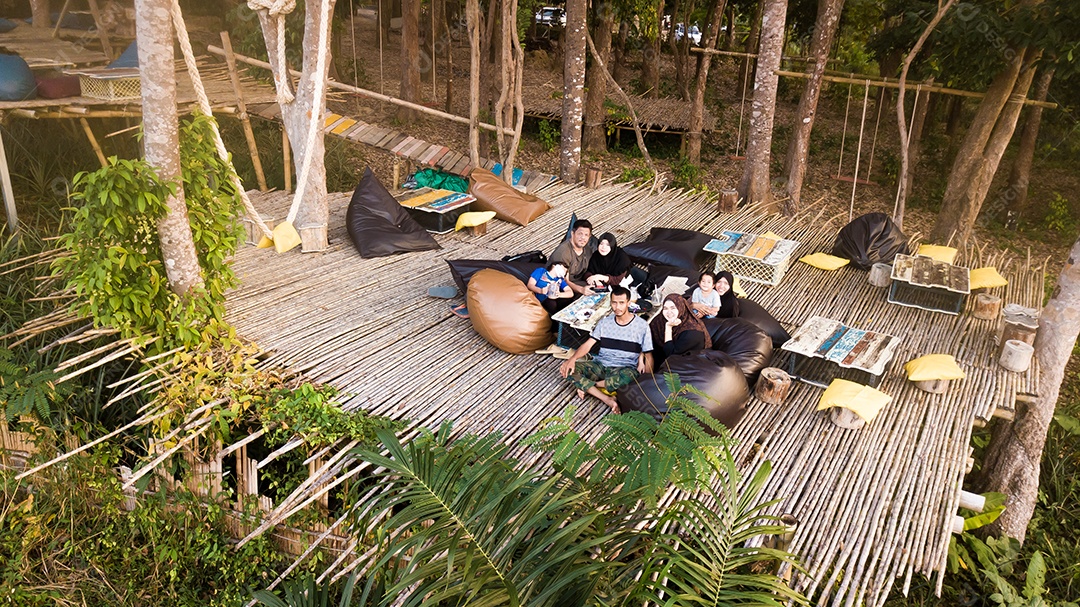Pessoas sobre floresta piquenique selva