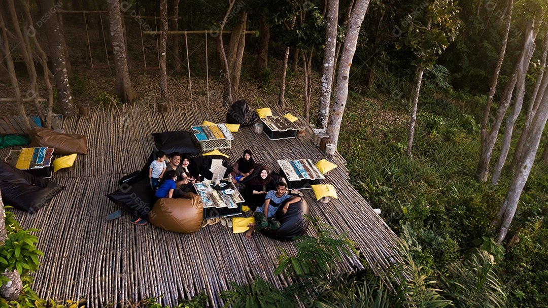 Pessoas sobre floresta piquenique selva