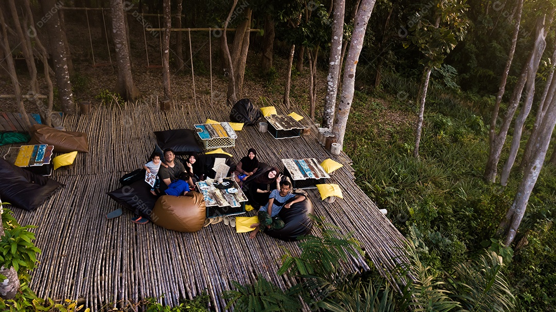 Pessoas sobre floresta piquenique selva