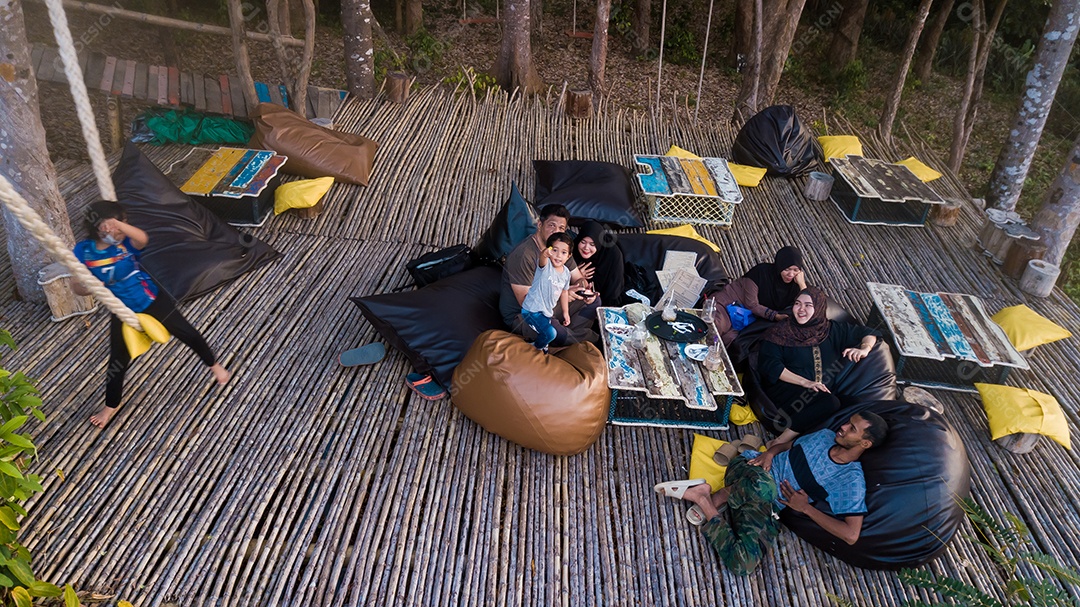 Pessoas sobre floresta piquenique selva