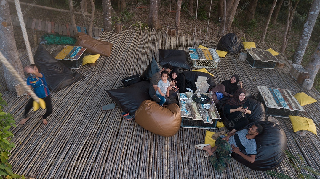 Pessoas sobre floresta piquenique selva