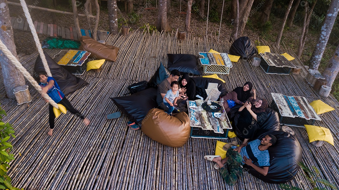 Pessoas sobre floresta piquenique selva