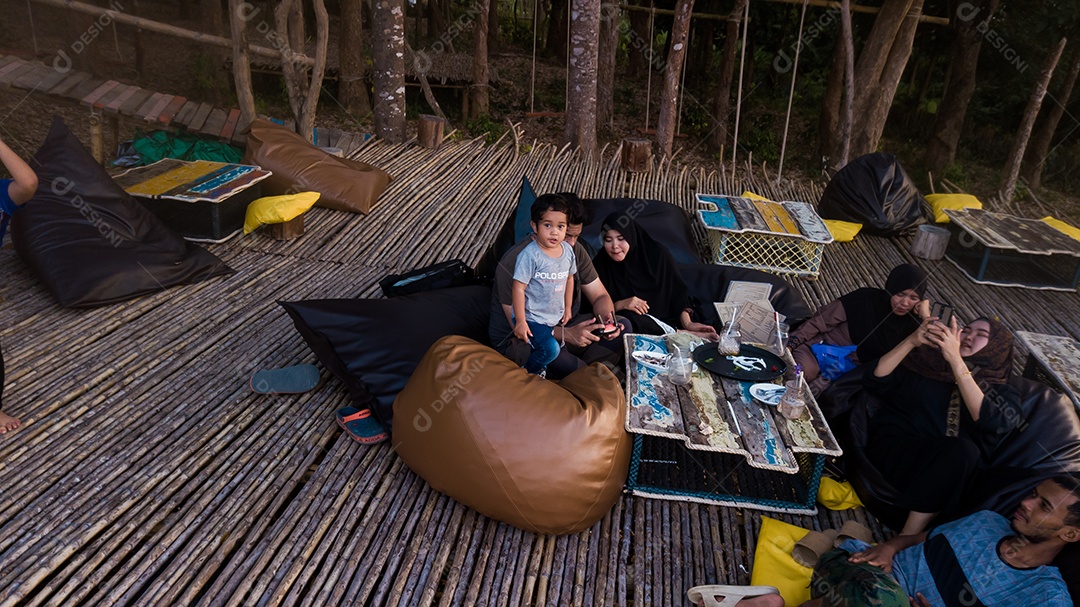 Pessoas sobre floresta piquenique selva